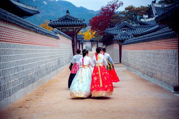 汉博克女士礼服走在首尔宫殿在银杏秋季花园 首尔市 — 图库照片