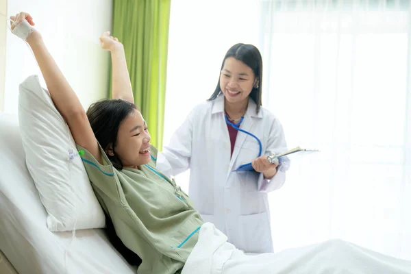 Asian Lady Very Happy Her Doctor Health Check Patient Room — Stock Photo, Image