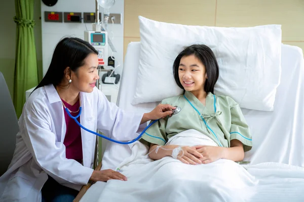 Arzt Überprüft Puls Und Stethoskop Auf Dem Bett Patientenzimmer Krankenhaus — Stockfoto