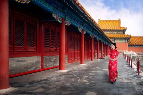 Senhora Chinesa Andar Vestido Cheongsam Vermelho Antigo Palácio Chinês Proibido — Fotografia de Stock