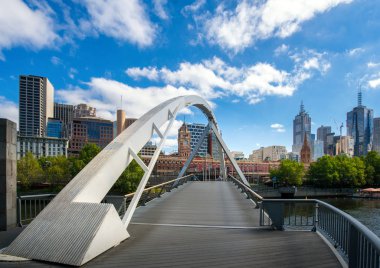 Tren istasyonu ve şehir, Avustralya yürüyüş yolu ile mavi gökyüzü ile Melbourne şehir