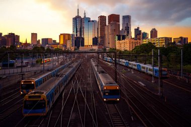 Melbourne şehir arka plan ile Melbourne tren staation