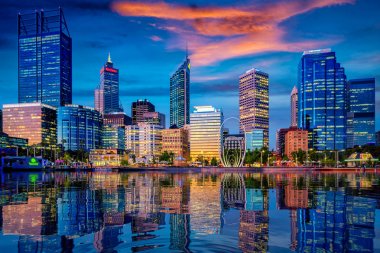 Bina ve nehir ile Perth şehirde gün batımı