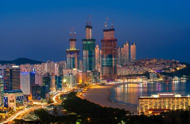 Busan'da gece vakti busan şehrinin çatısından mavi gökyüzü ve dolunay ile bu resmi tavel, Busa, Güney Kore ve şehir konsepti için kullanabilirsiniz