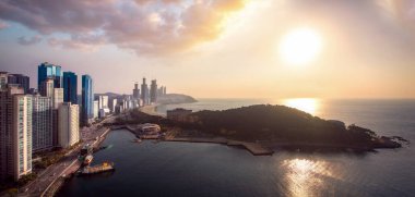 Busan şehrinde otelin çatısından Busan plaj manzarası