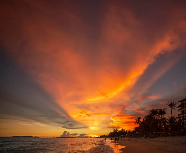 Rayong strand en zonsondergang — Stockfoto