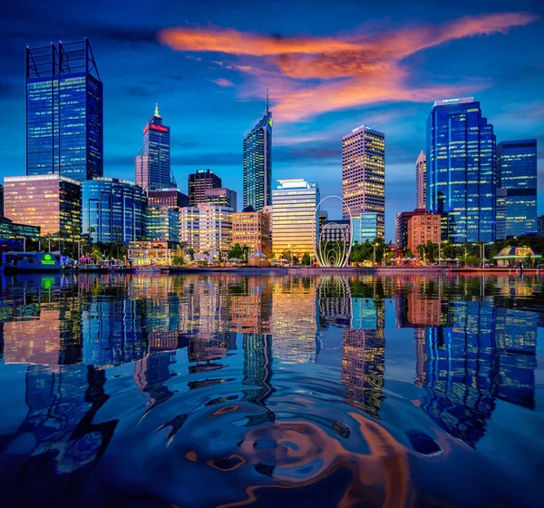 Puesta de sol en la ciudad de Perth con edificio y río — Foto de Stock