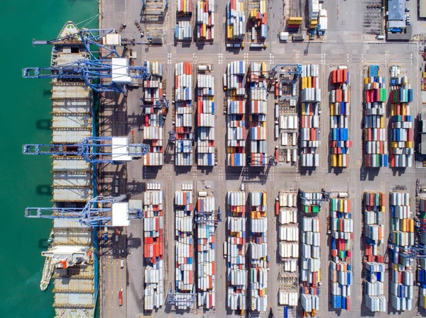 Vue du dessus du port de conteneurs et du transport par porte-conteneurs — Photo