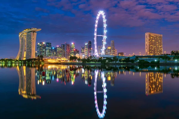 Singapore stadsbilden i skymningen — Stockfoto