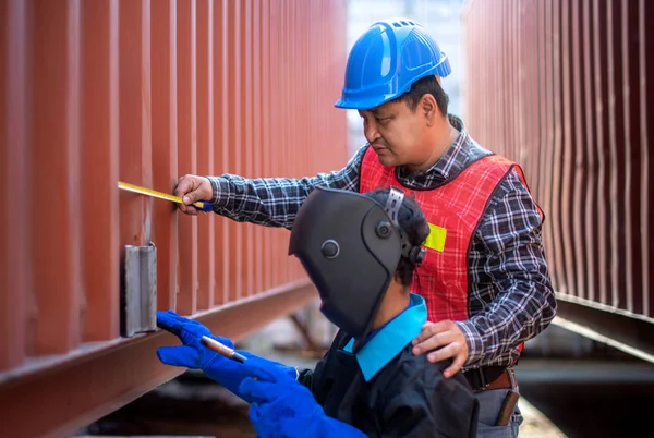 Ingeniero asiático comprobar y medir una pieza de reparación — Foto de Stock