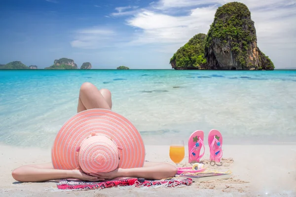 Dáma Odpočívej na thajské pláži — Stock fotografie