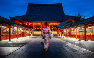 Sensoji Tapınağı'nda yürüyen Kimono elbiseli Japon bayan