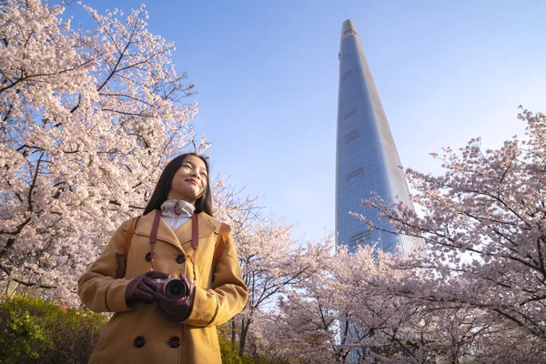 Ásia senhora viagem e warking no cereja flor parque — Fotografia de Stock