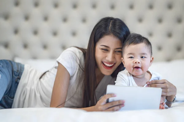 Madre e bambino waching un cartone animato in tablet per computer — Foto Stock