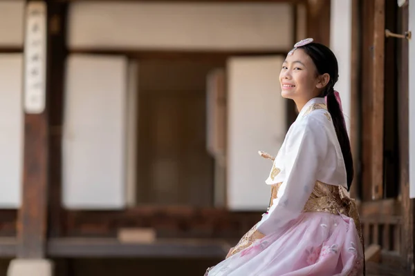 Signora coreana in abito hanbok — Foto Stock