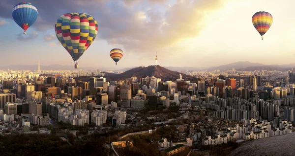 首尔城市天际线和N首尔塔从伊旺山山 — 图库照片