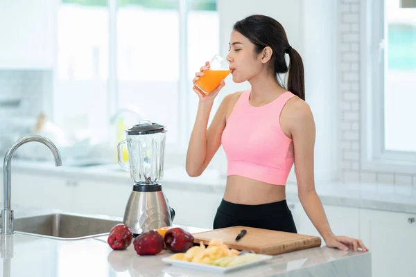 Aziatische Dame drinken een gemengd fruit voor gezond — Stockfoto