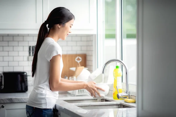 Asiática dama lavar un plato — Foto de Stock