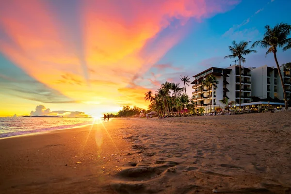 Paisagem e pôr do sol com hotel na praia rayong — Fotografia de Stock