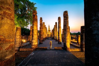 Sukhothai tarihi parkında gün batımı ve ışık