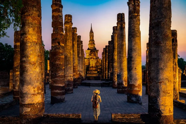 Solnedgång och ljus i Sukhothai Historical Park — Stockfoto