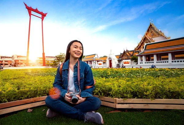 Thaise dame wandeling in Yaowarat Food Street — Stockfoto