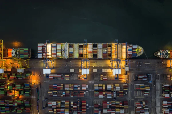 Buque de carga de contenedores en negocios de exportación de importación logística por la noche — Foto de Stock