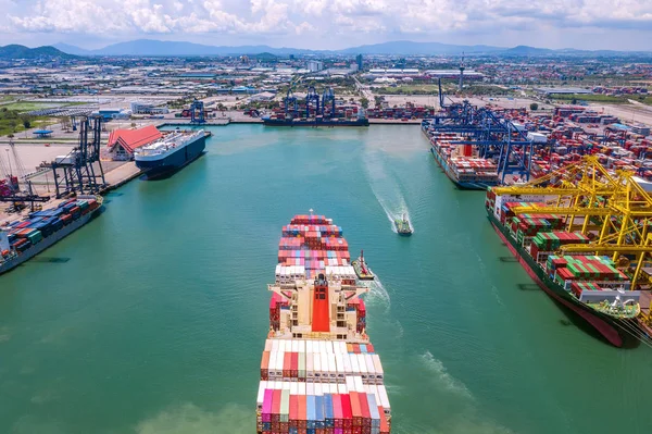 Frete de navio de barco de contêiner chegar ao porto marítimo — Fotografia de Stock