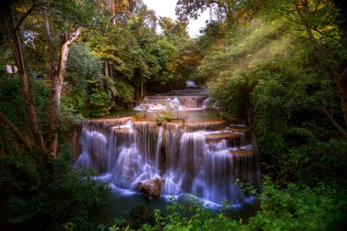Kanchanaburi'de Huai Mae Kamin şelalesi