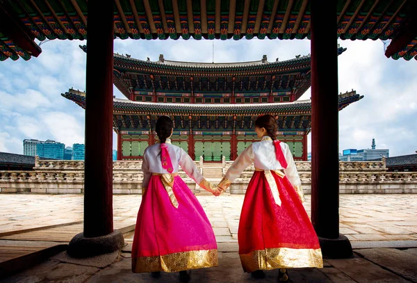 Senhora coreana em Hanbok ou Korea gress e caminhar em uma cidade antiga — Fotografia de Stock