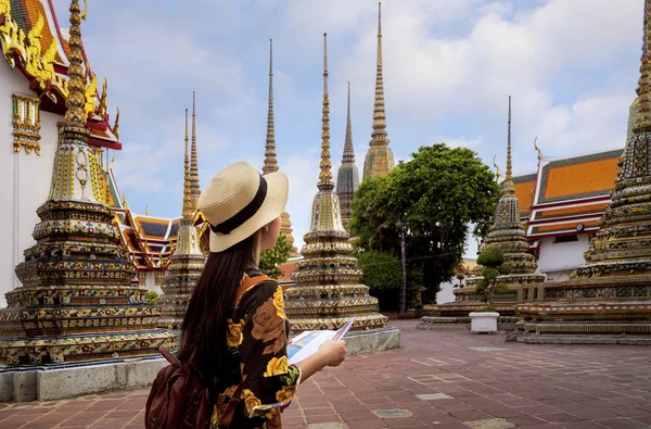 Ázsiai hölgy utazás Wat Pho templomban — Stock Fotó
