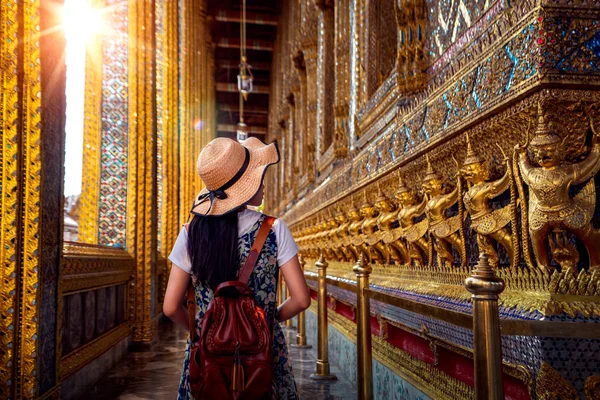Asian lady walking and travel in Wat Phra Kaew — Stock Photo, Image