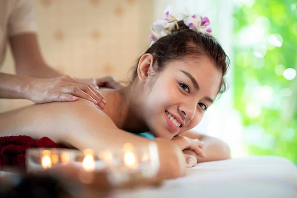 Asiatique dame dans spa boutique et se détendre par massage à l'huile thaïlandaise — Photo