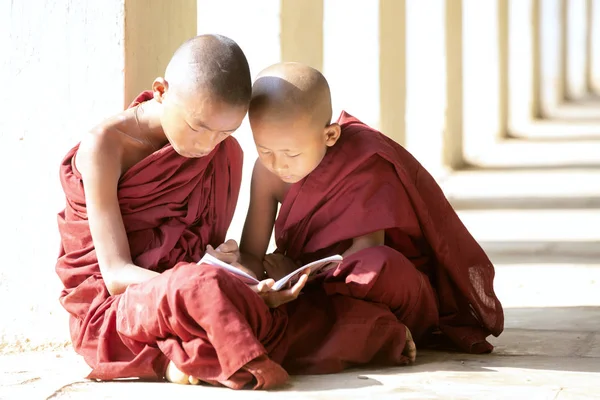 Buddhism novices are reading and study — Stock Photo, Image