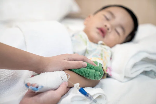 Mère refroidir la température pour son enfant par l'eau en hospotal — Photo