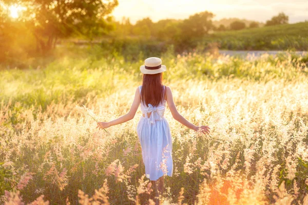 Skönhet asiatisk tjej utomhus njuter av naturen — Stockfoto