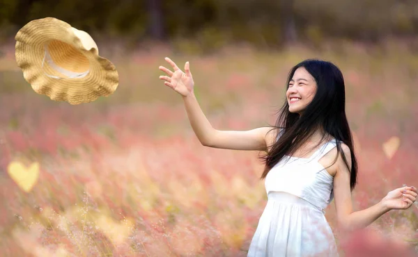 Bellezza asiatico ragazza all'aperto godendo natura — Foto Stock