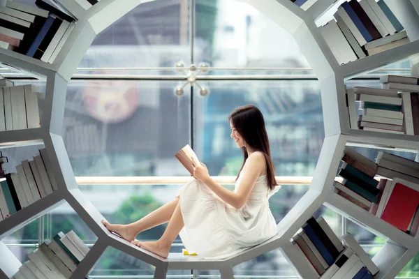 Aziatische meisje student Lees een tekstboek in de bibliotheek in haar Universiteit — Stockfoto