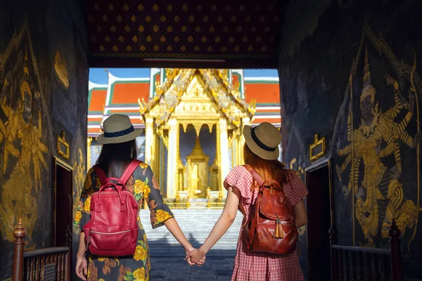 Dwie Azjatyckie dziewczyny podróżują i przechodzą bramę wejściową do gr — Zdjęcie stockowe