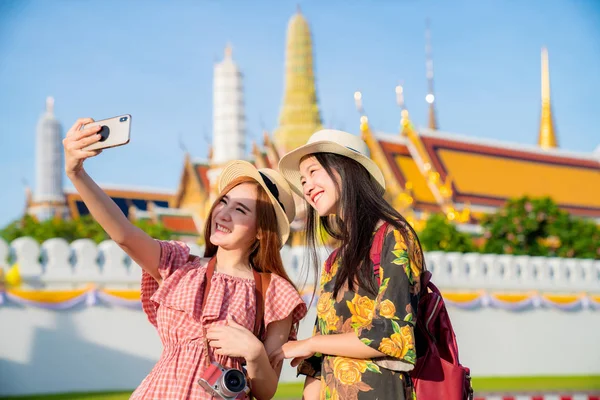 Due amiche asiatiche in viaggio e scattare foto in Grand Palace a — Foto Stock