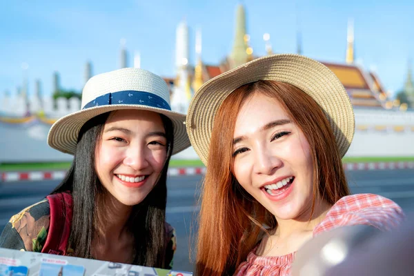 Dos amigas asiáticas viajando y tomar una foto en el Gran Palacio a —  Fotos de Stock