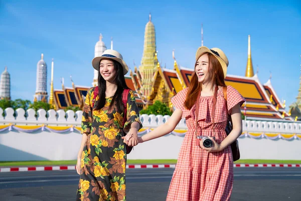 Zwei asiatische Freundinnen reisen und nehmen Foto in großen Palast ein — Stockfoto