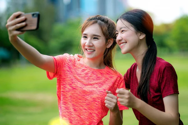 Asya kız sunning ve selfie totoplamak — Stok fotoğraf