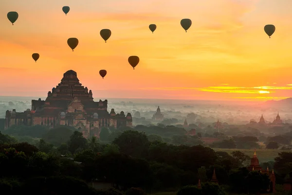 古庙和热气球飞过天空在蒲甘后 — 图库照片