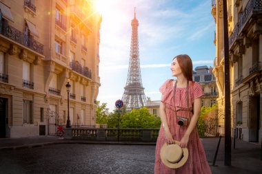 Ünlü görünümü ile küçük Paris sokakta yürüyen Asyalı kız