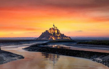 Ünlü Le Mont Saint Michel gelgit adasının klasik görünümü 