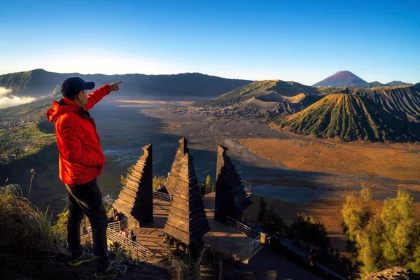 Asiático viajante stand no topo do ponto de vista Seruni para ver sunris — Fotografia de Stock