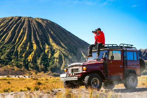 Reisende sitzen und ein Foto auf einem Oldtimer-Geländewagen mit br — Stockfoto