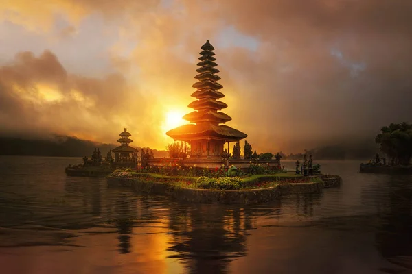 Amanecer en el templo de Pura Ulun Danu Bratan — Foto de Stock