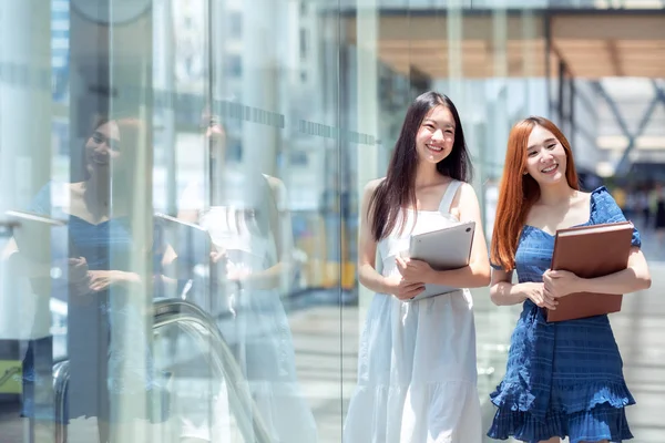 Deux asiatique étudiant marche à bibliothèque dans son universcity — Photo